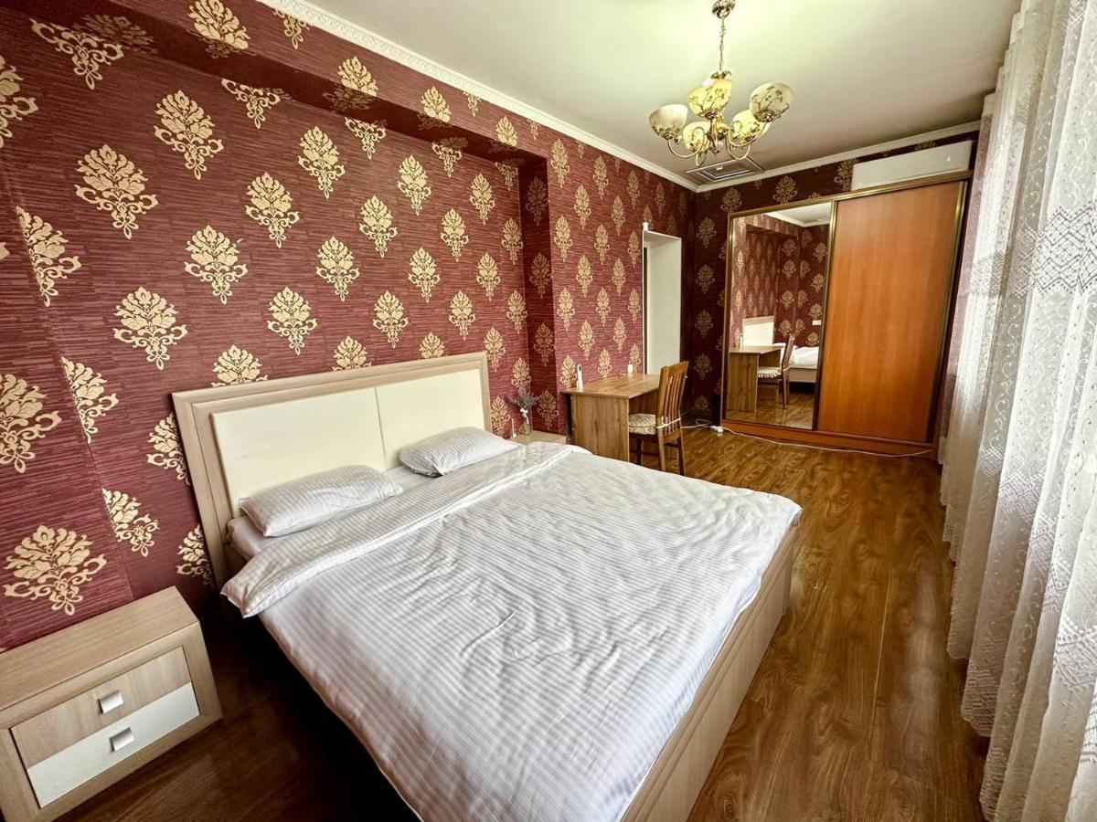 Hostel 4U Bishkek Bagian luar foto
