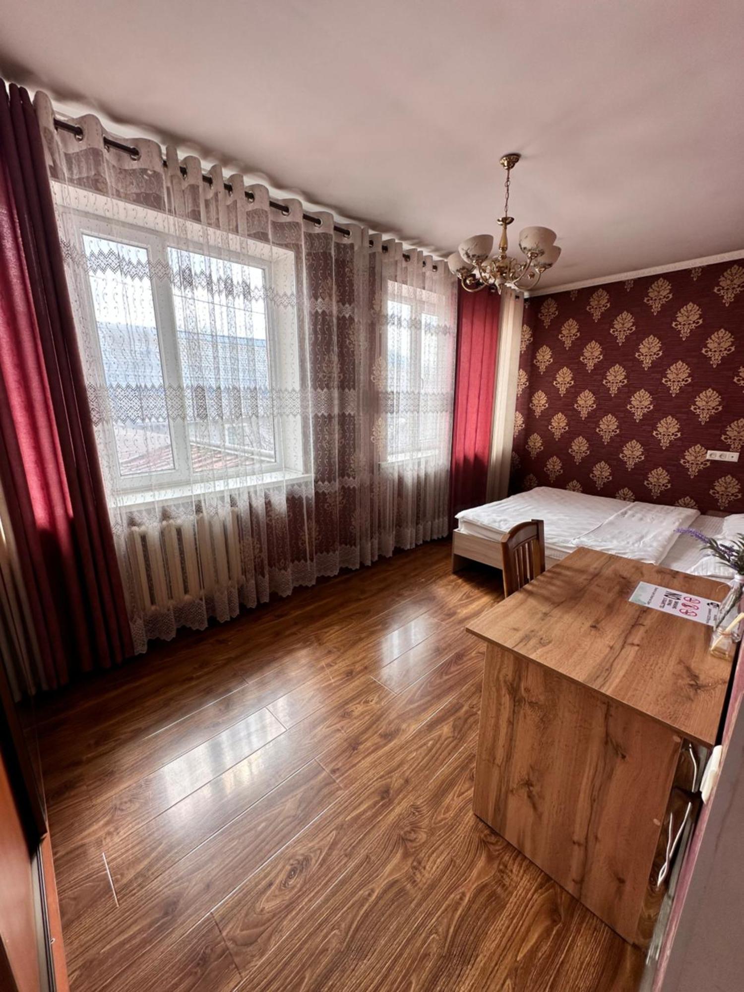Hostel 4U Bishkek Bagian luar foto